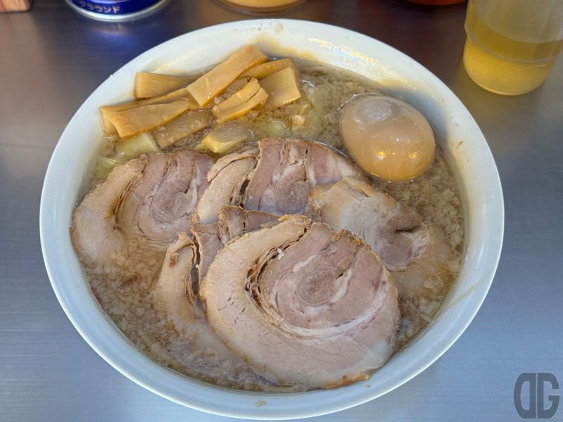 国立競技場向かいのホープ軒で朝ラーメン。トッピングができるようになったのが嬉しい 2024.08.24